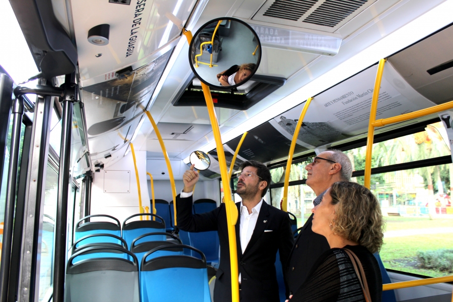 La Fundación Martín Chirino recorre la ciudad a bordo de Guaguas Municipales