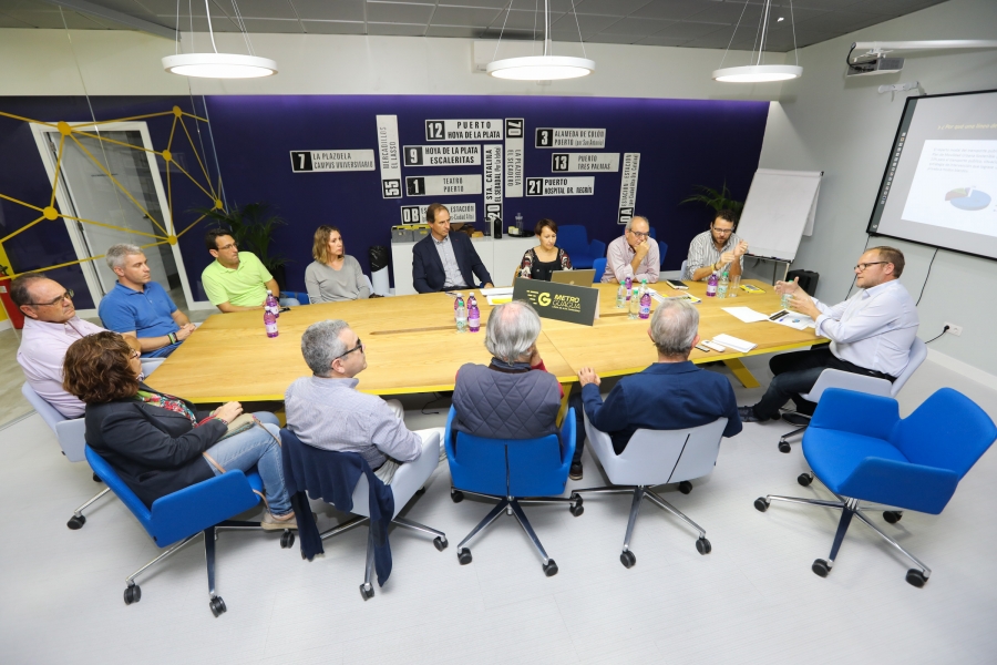 José Eduardo Ramírez informa de los detalles del proyecto de la MetroGuagua a los ingenieros de Caminos