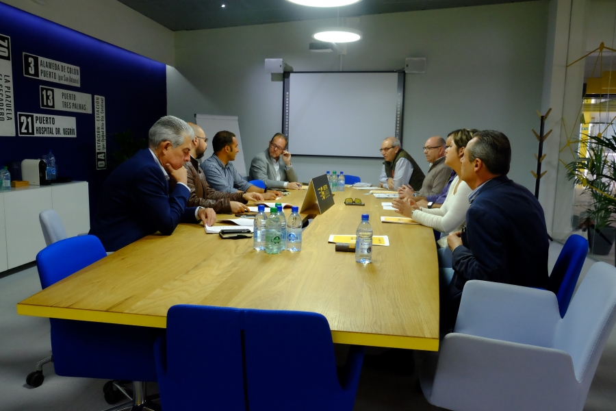 Los representantes de los mercados municipales reciben información sobre el proyecto de la MetroGuagua