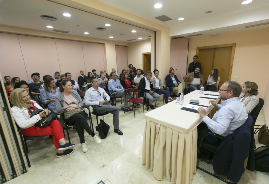 El Ayuntamiento se compromete con los comerciantes de Mesa y López a exigir el cumplimiento de los plazos de las obras de peatonalización