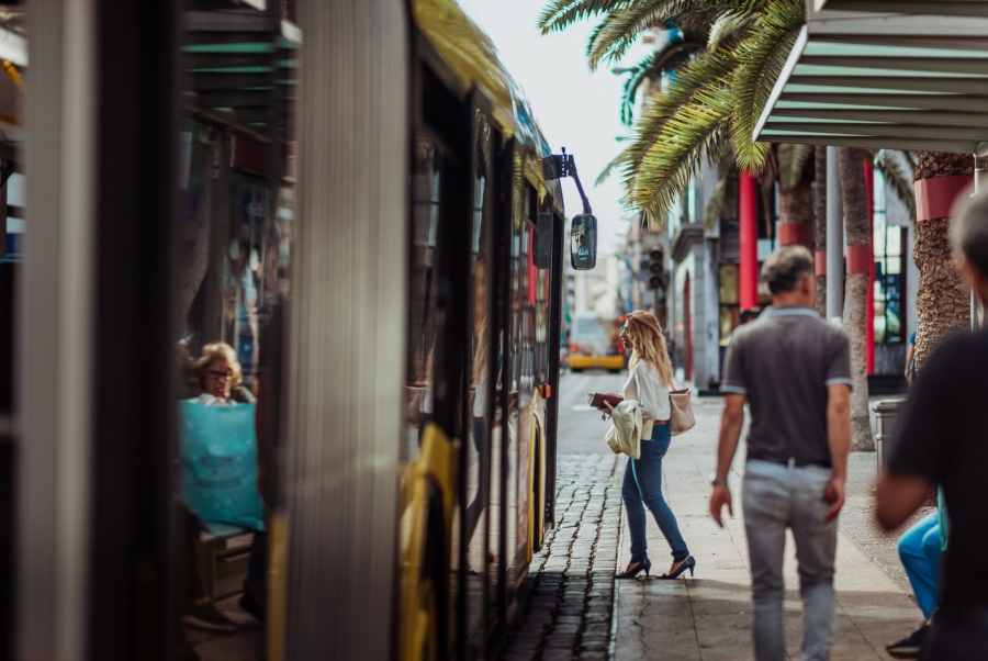 Guaguas Municipales potencia los servicios de las líneas 12 y 33 en fin de semana y festivos para facilitar el transporte a las playas y áreas comerciales en el inicio de la Semana Santa