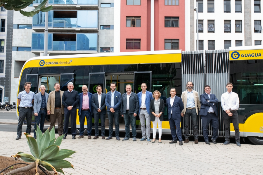 Guaguas Municipales prueba por las calles de la ciudad su primer vehículo 100% eléctrico con expertos en movilidad sostenible de la ULPGC y un grupo de ingenieros  