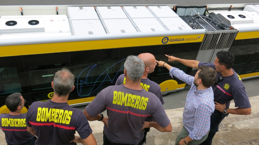 Guaguas Municipales explica a los bomberos las características y elementos de seguridad de sus vehículos de última generación