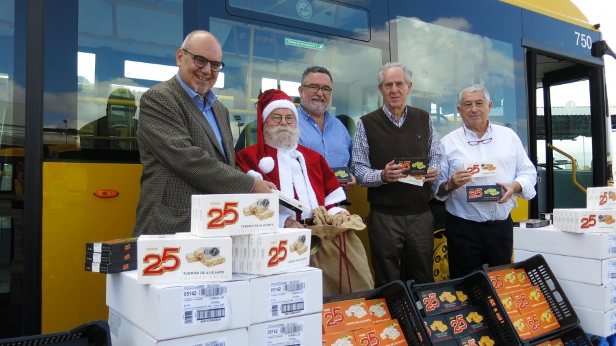 Guaguas Municipales dona 500 kilos de dulces navideños al proyecto Por un Cacho de Turrón y el Banco de Alimentos