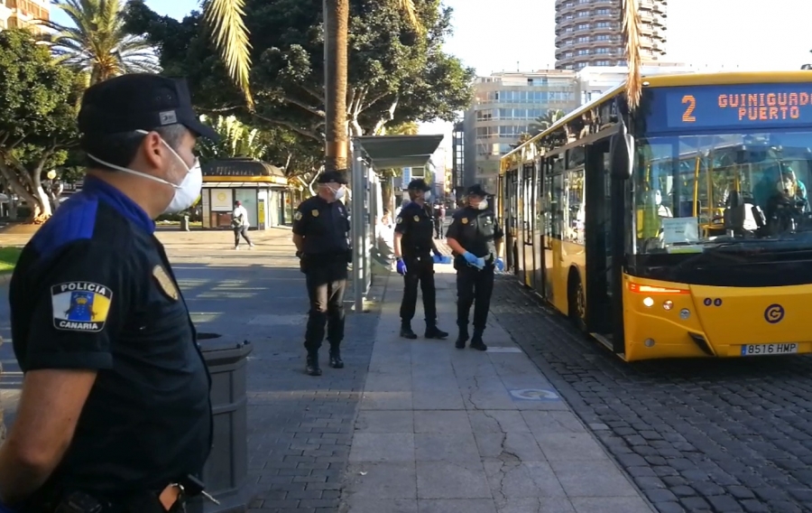 Policía Local y Protección Civil distribuyen mascarillas a los viajeros de Guaguas Municipales