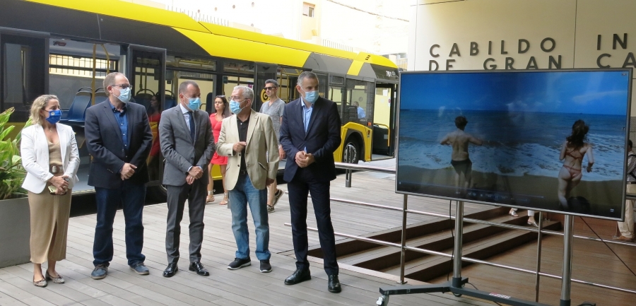 Guaguas Municipales proyecta vídeos divulgativos de la plataforma "Canarias, 1500 kms de Costa" para concienciar sobre la seguridad en el mar