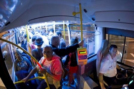 Guaguas Municipales refuerza las líneas Luna 1 y Luna 2 por la carrera nocturna LPA Night Run