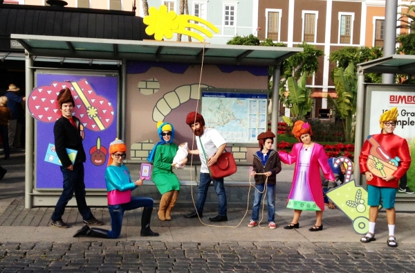 Los Guagüitos presentan la campaña de Navidad de Guaguas Municipales con un divertido espectáculo a bordo de varios vehículos
