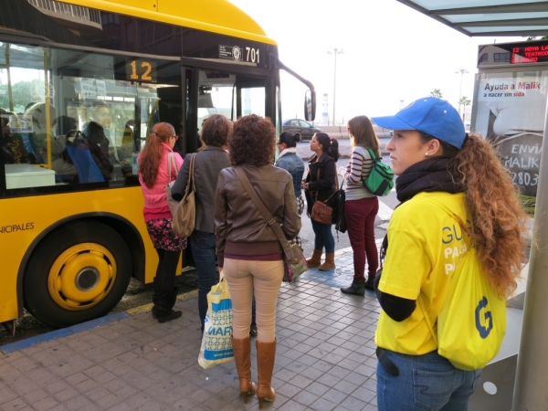 Seis informadores de Guaguas Municipales explican a los usuarios el funcionamiento del sistema de ‘paradas dobles’