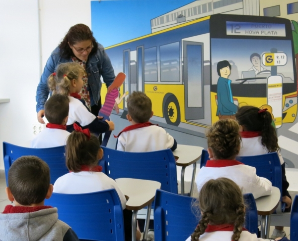 Medio millar de escolares participan en la campaña ‘Hoy viajamos en guagua’ para el fomento del uso del transporte público