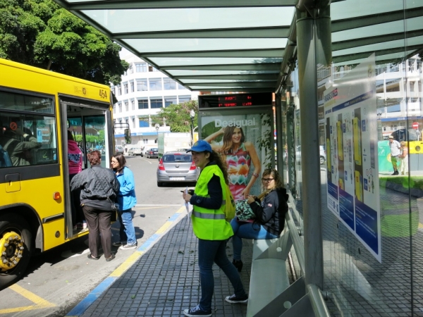 Guaguas Municipales habilita en la Plaza de la Constitución una nueva ‘parada doble’ que permite un ahorro de 3 a 5 minutos en el trayecto