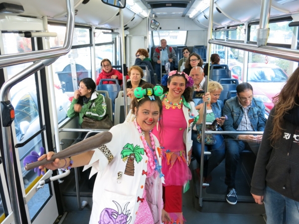Los ‘Doctores Sonrisa’ sorprenden a los viajeros de la Línea 17 de Guaguas Municipales con un espectáculo repleto de humor y solidaridad