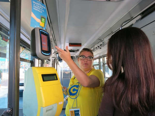 Guaguas Municipales activa a 14 informadores en todas las líneas y paradas de la red para explicar a los viajeros el uso del BonoGuagua sin contacto