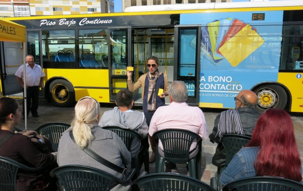 Guaguas Municipales y el Ayuntamiento organizan talleres con mayores para acercarles la utilización de la tecnología sin contacto en el nuevo BonoGuagua y de Jubilado