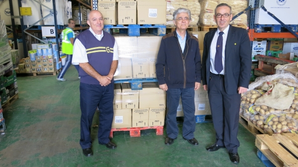 Los trabajadores de Guaguas Municipales entregan 1.500 litros de aceite al Banco de Alimentos para expresar su solidaridad con las familias más necesitadas de la Ciudad 