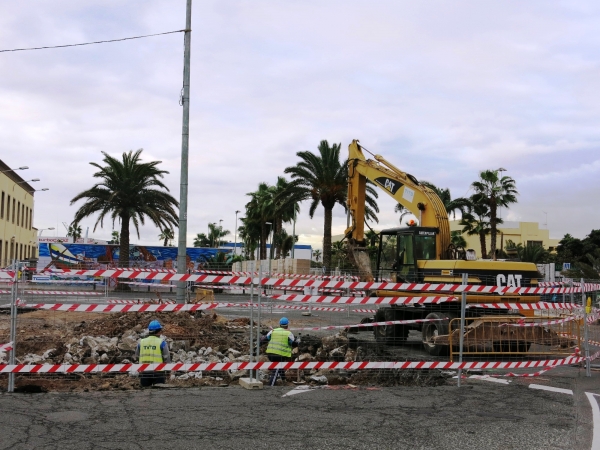 La remodelación de la terminal de Guaguas Municipales en Manuel Becerra avanza con la adecuación del perímetro de la plaza y la instalación de los servicios