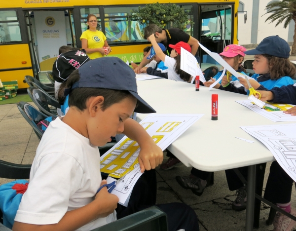 Guaguas Municipales divulga los valores del transporte público a medio millar de escolares a través de la campaña ‘Hoy viajamos en guagua’