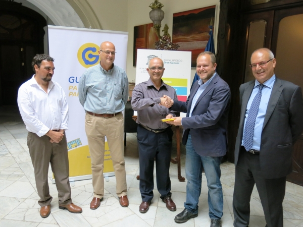 Guaguas Municipales cede 14 bonos a los usuarios de la Asociación Espiral para facilitarles la asistencia a los cursos de formación y orientación laboral del centro Unesco 