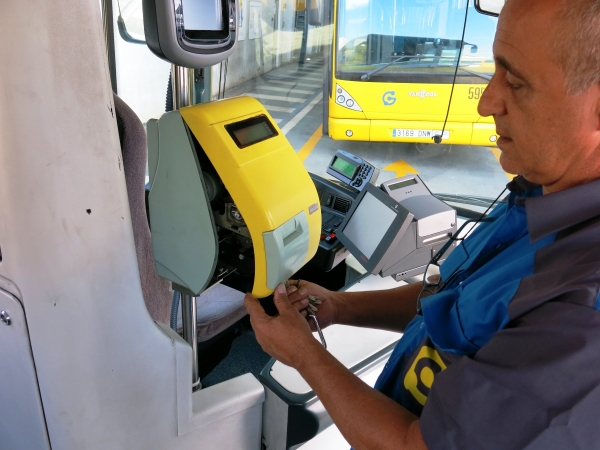 Guaguas Municipales retira de sus vehículos las máquinas canceladoras para los bonos de cartón 