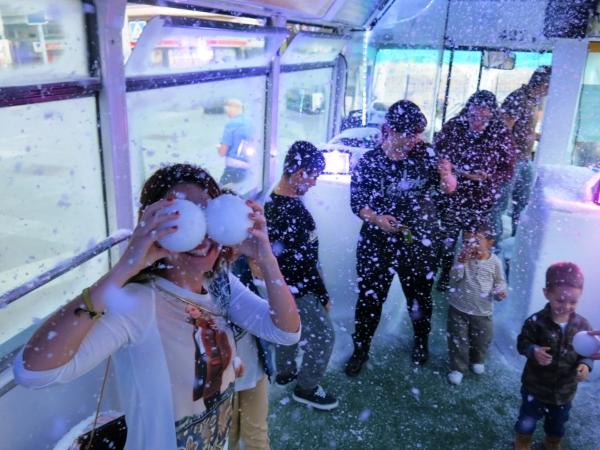 Guaguas Municipales promociona con un vehículo lleno de nieve artificial su campaña de Navidad en las zonas comerciales de la Ciudad  