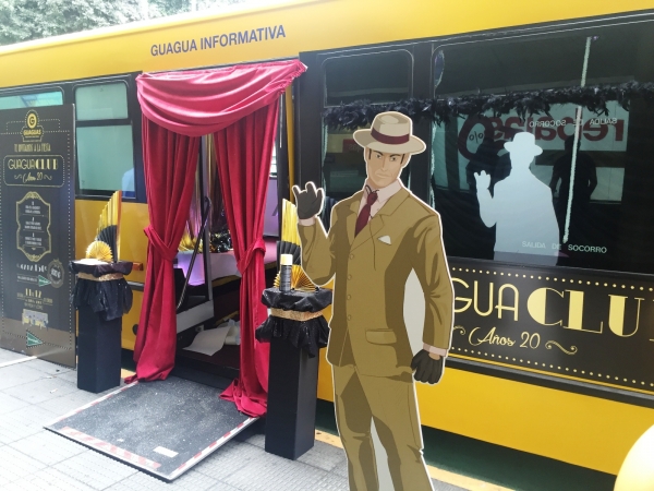 Guaguas Municipales y El Corte Inglés animan el Carnaval en Mesa y López con un vehículo convertido en un club de Los locos años 20   