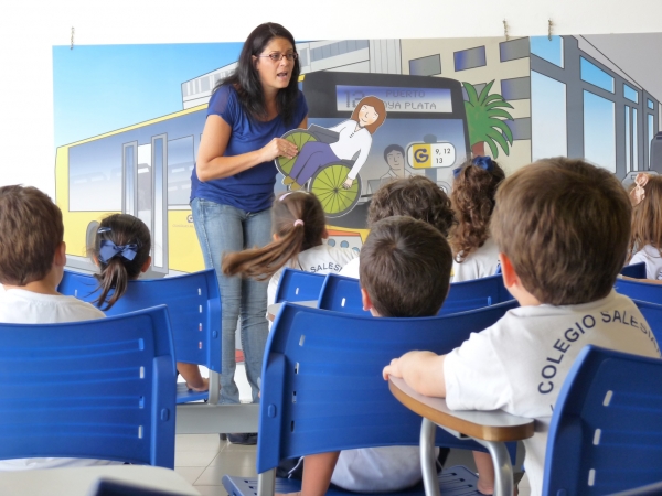 Más de medio millar de niños participan cada año en el programa de visitas escolares a las instalaciones de Guaguas Municipales