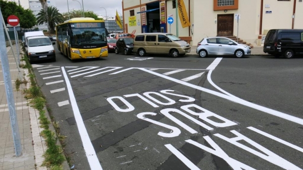 El Ayuntamiento habilita un carril bus en la calle Manuela de las Casas para el tránsito de las líneas 8, 81 y 84 de Guaguas Municipales 