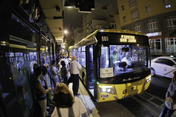 Guaguas Municipales despliega un dispositivo especial con 50 vehículos para los festejos de la Noche de San Juan en la Playa de Las Canteras 
