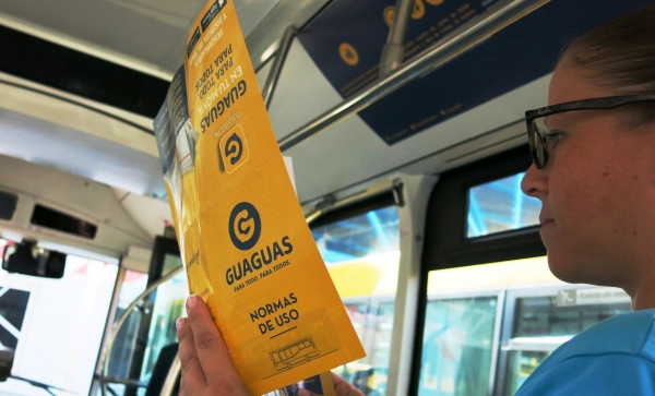 Guaguas Municipales promueve una campaña con vídeos informativos y nuevos paneles en el interior de los vehículos para aclarar las normas de uso a sus viajeros 